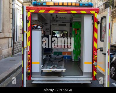 Bordeaux , Aquitaine France - 02 27 2023 : Rettungswagen rot offene Innentür Feuerwehrwagen der französischen Feuerwehr Stockfoto