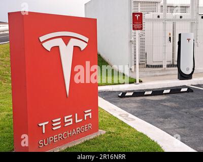 Mexiko-Staat, Mexiko - Mai 05 2023: Das amerikanische Elektroautos-Unternehmen Tesla beginnt danach, die Kosten für die Nutzung seiner Supercharger-Lader in Mexiko zu berechnen Stockfoto