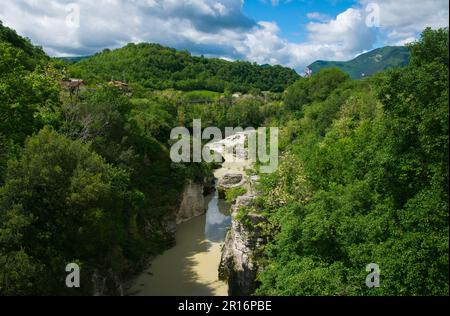 Panoramablick auf Marmitte dei Giganti Canyon, Metauro Fluss und Schlucht. Fossombrone, Urbino und Pesaro, Region Marken, Italien, Europa Stockfoto