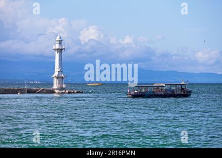 Genf, Schweiz - Juni 11 2018: Touristenboot, das an den Phare des Pâquis vorbeifährt. Stockfoto