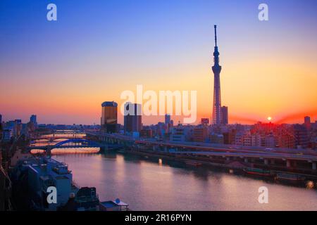 Tokyo Skytree, Sumida River, Komagata Bridge und Morgensonne Stockfoto