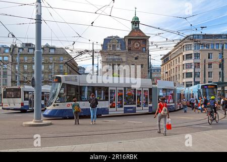 Genf, Schweiz - Juni 11 2018: Straßenbahn am Bahnhof Bel-Air gegenüber der 'Tour de l'Île'. Stockfoto