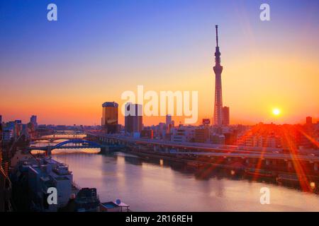 Tokyo Skytree, Sumida River, Komagata Bridge und Morgensonne Stockfoto