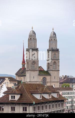 Der Grossmünster ist eine protestantische Kirche im romanischen Stil in Zürich, Schweiz. Stockfoto