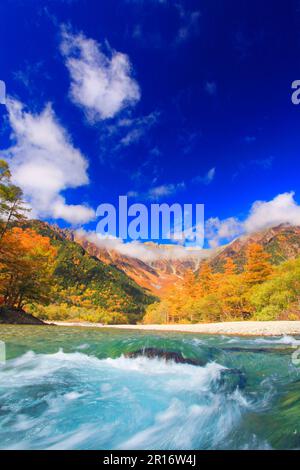 Hodaka Gebirgskette im Herbst und klarer Fluss der Azusa Stockfoto