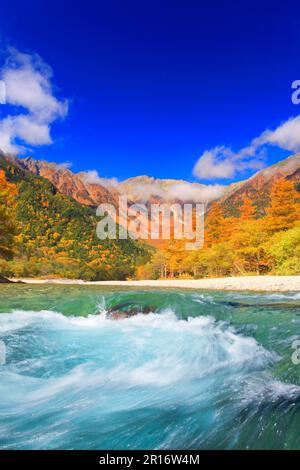 Hodaka Gebirgskette im Herbst und klarer Fluss der Azusa Stockfoto