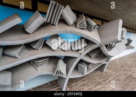 Skulptur vor der Bibliothek des Wissenspavillons UZH und Anthropologiemuseum an der Universität Zürich, Zürich, Schweiz Stockfoto