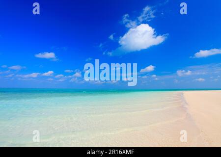 Schwindelerregende kleine Wellen bis zum Hatenohama Beach und den scheußlichen Wolken Stockfoto