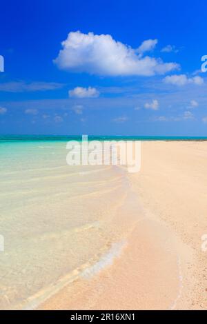 Schwindelerregende kleine Wellen bis zum Hatenohama Beach und den scheußlichen Wolken Stockfoto