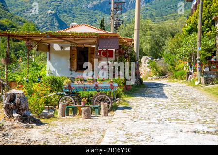 Ein türkisches Café in den Bergen in der Nähe des Dilek-Nationalparks. Der Begriff Tourismus und Reisen. Stockfoto