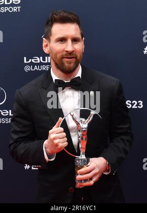 Lionel Messi und seine Frau Antonella Roccuzzo kommen bei den Laureus World Sport Awards 2023 an. Der rote Teppich in Cour Vendome erscheint Stockfoto