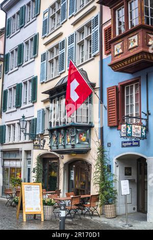 Café in der Augustinergasse, eine mittelalterliche Gasse, die heute Teil der Fußgängerzone der Innenstadt ist, Altstadt, Zürich, Schweiz Stockfoto