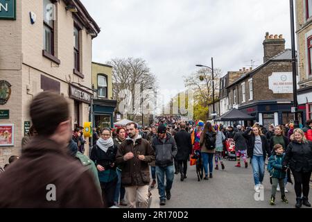 Auf der Mill Road Winter Fair in Cambridge, Großbritannien, gibt es viele Besucher. Stockfoto