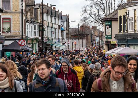 Auf der Mill Road Winter Fair in Cambridge, Großbritannien, gibt es viele Besucher. Stockfoto