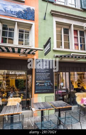 Café in der Augustinergasse, eine mittelalterliche Gasse, die heute Teil der Fußgängerzone der Innenstadt ist, Altstadt, Zürich, Schweiz Stockfoto