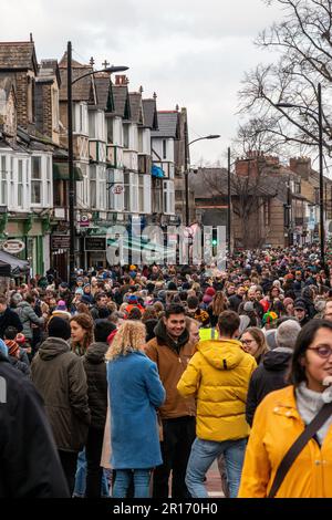 Auf der Mill Road Winter Fair in Cambridge, Großbritannien, gibt es viele Besucher. Stockfoto