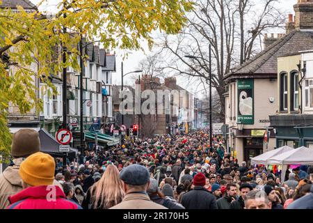 Auf der Mill Road Winter Fair in Cambridge, Großbritannien, gibt es viele Besucher. Stockfoto