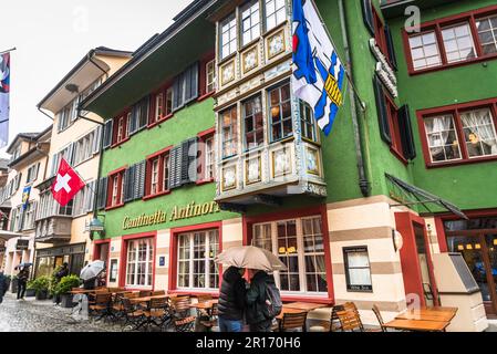 Eines der „typischen“ Erkerfenster in der Augustinergasse, eine mittelalterliche Gasse, die heute Teil der Fußgängerzone der Innenstadt ist, Altstadt, Zürich, Switzerla Stockfoto