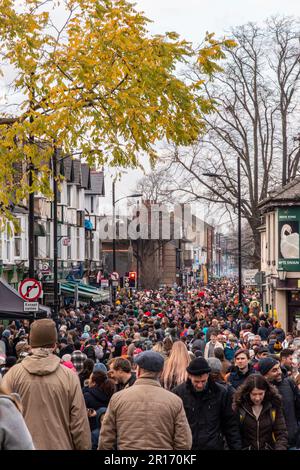 Auf der Mill Road Winter Fair in Cambridge, Großbritannien, gibt es viele Besucher. Stockfoto