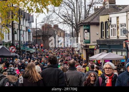 Auf der Mill Road Winter Fair in Cambridge, Großbritannien, gibt es viele Besucher. Stockfoto