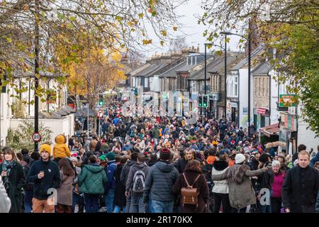 Auf der Mill Road Winter Fair in Cambridge, Großbritannien, gibt es viele Besucher. Stockfoto