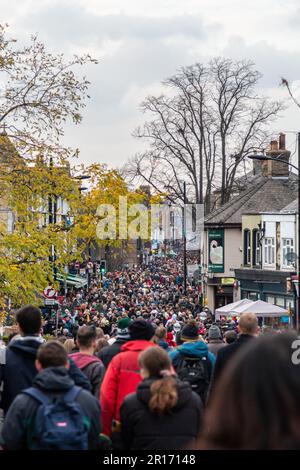 Auf der Mill Road Winter Fair in Cambridge, Großbritannien, gibt es viele Besucher. Stockfoto