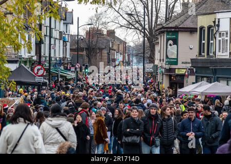 Auf der Mill Road Winter Fair in Cambridge, Großbritannien, gibt es viele Besucher. Stockfoto