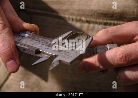 Metallstab zirkuliert automatisch mechanisch misst das gewünschte Teil, das der Arbeiter misst, bis zum Innendurchmesser des Flansches mit einem Nonius von ca. Stockfoto