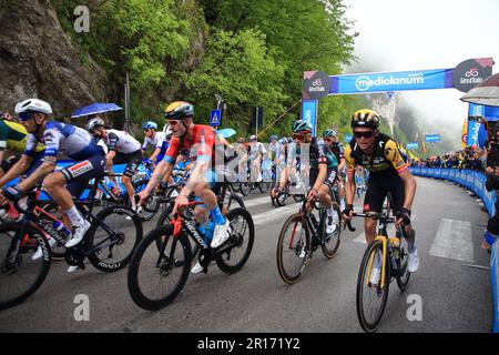 Tramonti, Italien. 11. Mai 2023. Tramonti, Salerno, Italien - 11. Mai 2023 : Radfahrer während der sechsten Etappe der italienischen Radtour von Neapel mit Rückkehr nach Neapel. Grand Prix des Berges am Pass von Chiunzi, der vom Agro Nocerino Sarnese zur Amalfiküste führt. 162 km lange Bühne gewonnen von Pedersen Mads of the Trek - Segafredo-Team. (Foto: Pasquale Senatore/Pacific Press) Kredit: Pacific Press Media Production Corp./Alamy Live News Stockfoto