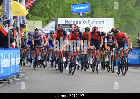 Tramonti, Italien. 11. Mai 2023. Tramonti, Salerno, Italien - 11. Mai 2023 : Radfahrer während der sechsten Etappe der italienischen Radtour von Neapel mit Rückkehr nach Neapel. Grand Prix des Berges am Pass von Chiunzi, der vom Agro Nocerino Sarnese zur Amalfiküste führt. 162 km lange Bühne gewonnen von Pedersen Mads of the Trek - Segafredo-Team. (Foto: Pasquale Senatore/Pacific Press) Kredit: Pacific Press Media Production Corp./Alamy Live News Stockfoto