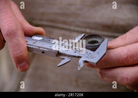 Metallstab zirkuliert automatisch mechanisch misst das gewünschte Teil, das der Arbeiter misst, bis zum Innendurchmesser des Flansches mit einem Nonius von ca. Stockfoto