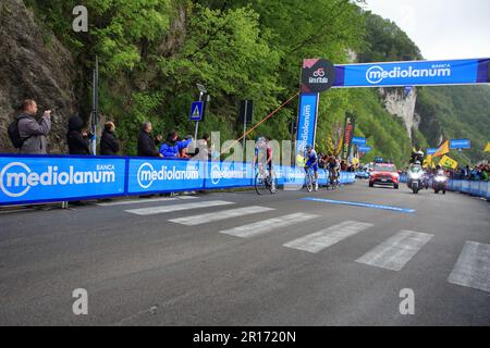 Tramonti, Italien. 11. Mai 2023. Tramonti, Salerno, Italien - 11. Mai 2023 : Radfahrer während der sechsten Etappe der italienischen Radtour von Neapel mit Rückkehr nach Neapel. Grand Prix des Berges am Pass von Chiunzi, der vom Agro Nocerino Sarnese zur Amalfiküste führt. 162 km lange Bühne gewonnen von Pedersen Mads of the Trek - Segafredo-Team. (Foto: Pasquale Senatore/Pacific Press) Kredit: Pacific Press Media Production Corp./Alamy Live News Stockfoto