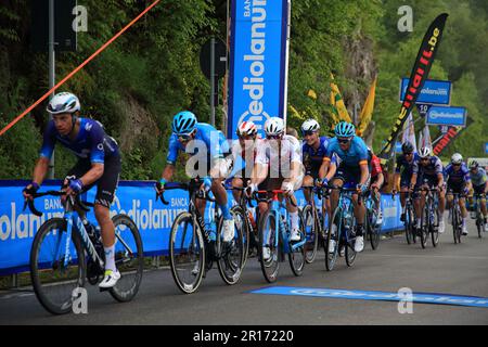 Tramonti, Italien. 11. Mai 2023. Tramonti, Salerno, Italien - 11. Mai 2023 : Radfahrer während der sechsten Etappe der italienischen Radtour von Neapel mit Rückkehr nach Neapel. Grand Prix des Berges am Pass von Chiunzi, der vom Agro Nocerino Sarnese zur Amalfiküste führt. 162 km lange Bühne gewonnen von Pedersen Mads of the Trek - Segafredo-Team. (Foto: Pasquale Senatore/Pacific Press) Kredit: Pacific Press Media Production Corp./Alamy Live News Stockfoto