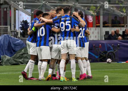 Mailand, Italien. 10. Mai 2023. Italien, Mailand, Mai 10 2023: Edin Dzeko (FC Inter Striker) erzielt und feiert das 1-0. Tor mit 8 m beim Fußballspiel AC MAILAND gegen FC INTER, SF 1. Beinteile UCL 2022-2023 San Siro Stadion (Kreditbild: © Fabrizio Andrea Bertani/Pacific Press via ZUMA Press Wire) NUR REDAKTIONELLE VERWENDUNG! Nicht für den kommerziellen GEBRAUCH! Stockfoto