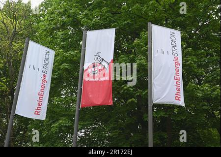 Köln, Deutschland. 11. Mai 2023. Rot-weiße Flagge mit Logo und Schriftzug des Kölner Fußballvereins 1. FC Köln. Kredit: Horst Galuschka/dpa/Horst Galuschka dpa/Alamy Live News Stockfoto