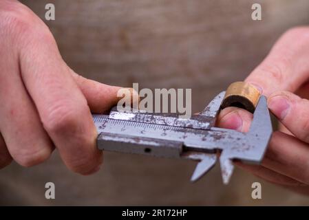 Metallstab zirkuliert automatisch mechanisch misst das gewünschte Teil, das der Arbeiter misst, bis zum Innendurchmesser des Flansches mit einem Nonius von ca. Stockfoto