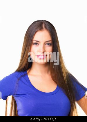 Sie ist eine wahre blaue Schönheit. Studioporträt einer schönen jungen Frau, die vor weißem Hintergrund posiert. Stockfoto