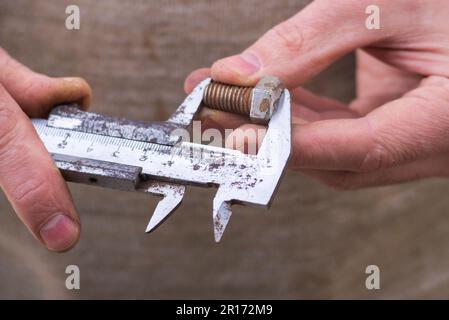 Metallstab zirkuliert automatisch mechanisch misst das gewünschte Teil, das der Arbeiter misst, bis zum Innendurchmesser des Flansches mit einem Nonius von ca. Stockfoto