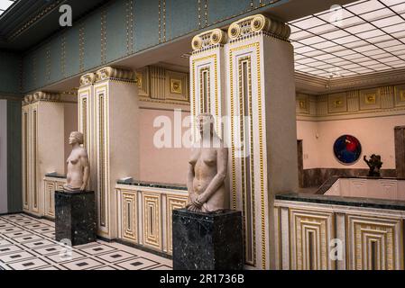 Skulpturen im Inneren der neo-griechischen Sezessionsarchitektur, Kunsthaus, Kunstmuseum, Altes Gebäude, Zürich, Die Schweiz Stockfoto