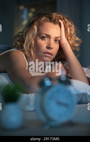 Schlaflose Frau mit Schlaflosigkeit Stockfoto