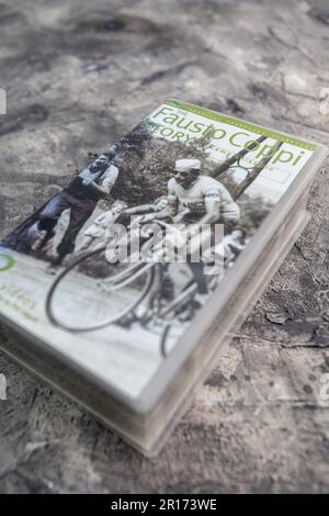 Eine doppelte VHS-Biografie des italienischen Campionissimo Fausto Coppi, der in der Nachkriegszeit vor einem frühen Tod durch Malaria dominiert war Stockfoto