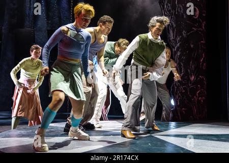 Cottbus, Deutschland. 10. Mai 2023. Schauspielerinnen und Schauspielerinnen des Staatstheaters Cottbus sind im Großen Haus während einer Fotoprobe für den Thriller „Equus“ von Peter Shaffer in der Übersetzung von Ursula Grützmacher-Tabori auf der Bühne. Das Stück wurde von Philipp Rosendahl geleitet, die Bühne wurde von Daniel Roskamp entworfen, und die Kostüme wurden von Johann Brigitte Schima entworfen. Die Premiere findet am 13. Mai 2023 statt. Kredit: Frank Hammerschmidt/dpa/Alamy Live News Stockfoto