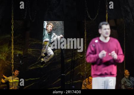 Cottbus, Deutschland. 10. Mai 2023. Schauspielerinnen und Schauspielerinnen des Staatstheaters Cottbus sind im Großen Haus während einer Fotoprobe für den Thriller „Equus“ von Peter Shaffer in der Übersetzung von Ursula Grützmacher-Tabori auf der Bühne. Das Stück wurde von Philipp Rosendahl geleitet, die Bühne wurde von Daniel Roskamp entworfen, und die Kostüme wurden von Johann Brigitte Schima entworfen. Die Premiere findet am 13. Mai 2023 statt. Kredit: Frank Hammerschmidt/dpa/Alamy Live News Stockfoto