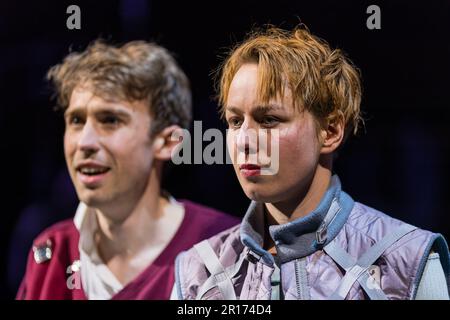 Cottbus, Deutschland. 10. Mai 2023. Schauspieler Torben Appel (Alan) und Schauspielerin Sophie Bock (Jill) sind im Staatstheater Cottbus während einer Fotoprobe für den Thriller „Equus“ von Peter Shaffer in der Übersetzung von Ursula Grützmacher-Tabori auf der Bühne. Das Stück wurde von Philipp Rosendahl geleitet, die Bühne wurde von Daniel Roskamp entworfen, und die Kostüme wurden von Johann Brigitte Schima entworfen. Die Premiere findet am 13. Mai 2023 statt. Kredit: Frank Hammerschmidt/dpa/Alamy Live News Stockfoto