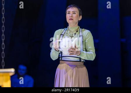 Cottbus, Deutschland. 10. Mai 2023. Die Schauspielerin Ariadne Pabst (Dora) ist im Staatstheater Cottbus während einer Fotoprobe für den Thriller „Equus“ von Peter Shaffer in der Übersetzung von Ursula Grützmacher-Tabori auf der Bühne. Das Stück wurde von Philipp Rosendahl geleitet, die Bühne wurde von Daniel Roskamp entworfen, und die Kostüme wurden von Johann Brigitte Schima entworfen. Die Premiere findet am 13. Mai 2023 statt. Kredit: Frank Hammerschmidt/dpa/Alamy Live News Stockfoto