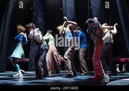 Cottbus, Deutschland. 10. Mai 2023. Schauspielerinnen und Schauspielerinnen des Staatstheaters Cottbus sind im Großen Haus während einer Fotoprobe für den Thriller „Equus“ von Peter Shaffer in der Übersetzung von Ursula Grützmacher-Tabori auf der Bühne. Das Stück wurde von Philipp Rosendahl geleitet, die Bühne wurde von Daniel Roskamp entworfen, und die Kostüme wurden von Johann Brigitte Schima entworfen. Die Premiere findet am 13. Mai 2023 statt. Kredit: Frank Hammerschmidt/dpa/Alamy Live News Stockfoto