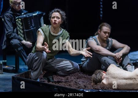 Cottbus, Deutschland. 10. Mai 2023. Livemusiker Aliaksandr Yasinski (l-r), Schauspielerin Charlotte Müller (Dysart) und Schauspieler Johannes Scheidweiler (Harry Dalton) und Torben Appel (Alan) treten auf der Bühne im Staatstheater Cottbus auf, während einer Fotoprobe für den Thriller „Equus“ von Peter Shaffer in der Übersetzung von Ursula Grützmacher-Tabori. Der Dramatiker Philipp Rosendahl führte Regie, Daniel Roskamp entwarf die Bühne, und Johann Brigitte Schima entwarf die Kostüme. Die Premiere findet am 13. Mai 2023 statt. Kredit: Frank Hammerschmidt/dpa/Alamy Live News Stockfoto