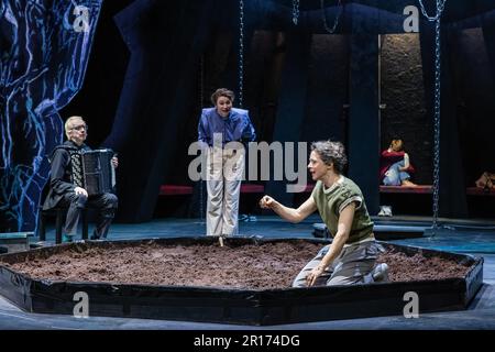 Cottbus, Deutschland. 10. Mai 2023. Livemusikerin Aliaksandr Yasinski (l-r), Schauspielerin Lisa Schützenberger (Hesther) Charlotte Müller (Dysart) und Schauspielerin Torben Appel (Alan) treten auf der Bühne im Staatstheater Cottbus während einer Fotoprobe für den Thriller „Equus“ von Peter Shaffer in der Übersetzung von Ursula Grützmacher-Tabori auf. Der Dramatiker Philipp Rosendahl führte Regie, Daniel Roskamp entwarf die Bühne, und Johann Brigitte Schima entwarf die Kostüme. Die Premiere findet am 13. Mai 2023 statt. Kredit: Frank Hammerschmidt/dpa/Alamy Live News Stockfoto