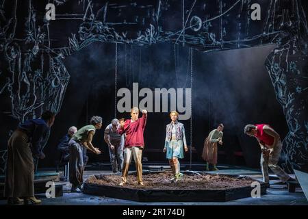 Cottbus, Deutschland. 10. Mai 2023. Schauspielerinnen und Schauspielerinnen des Staatstheaters Cottbus sind im Großen Haus während einer Fotoprobe für den Thriller „Equus“ von Peter Shaffer in der Übersetzung von Ursula Grützmacher-Tabori auf der Bühne. Das Stück wurde von Philipp Rosendahl geleitet, die Bühne wurde von Daniel Roskamp entworfen, und die Kostüme wurden von Johann Brigitte Schima entworfen. Die Premiere findet am 13. Mai 2023 statt. Kredit: Frank Hammerschmidt/dpa/Alamy Live News Stockfoto