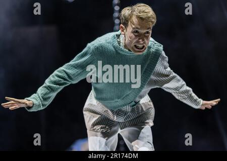 Cottbus, Deutschland. 10. Mai 2023. Der Schauspieler Torben Appel (Alan) ist im Staatstheater Cottbus während einer Fotoprobe für den Thriller „Equus“ von Peter Shaffer in der Übersetzung von Ursula Grützmacher-Tabori auf der Bühne. Das Stück wurde von Philipp Rosendahl geleitet, die Bühne wurde von Daniel Roskamp entworfen, und die Kostüme wurden von Johann Brigitte Schima entworfen. Die Premiere findet am 13. Mai 2023 statt. Kredit: Frank Hammerschmidt/dpa/Alamy Live News Stockfoto